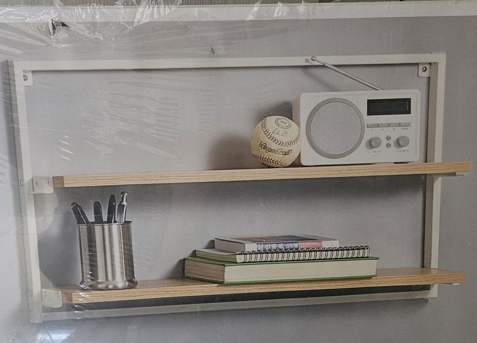 Regał z półkami z możliwością pisania