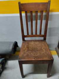 Cadeira antiga em madeira