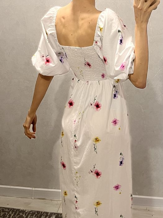 Плаття біле з принтом квітів
