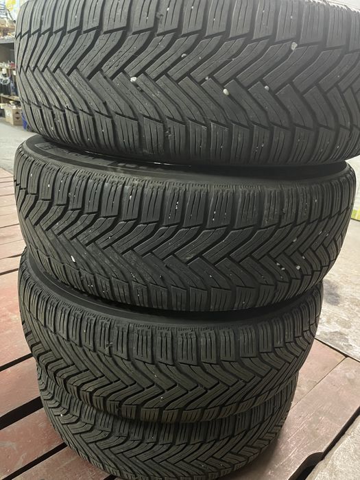 Комплект 215/60/17 зимових шин з дисками , в хорошому  стані.