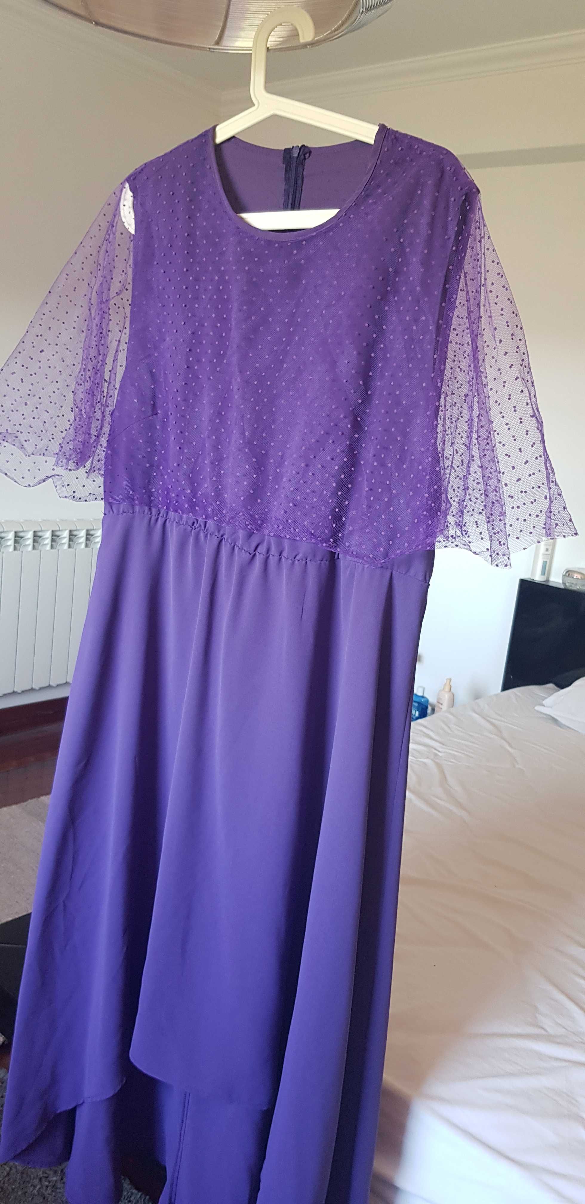 Vestido roxo de toilette.