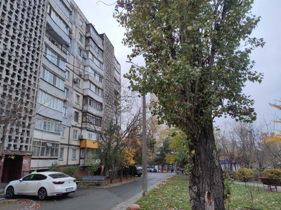 Продаж затишної  трикімнатної квартири в центрі міста.