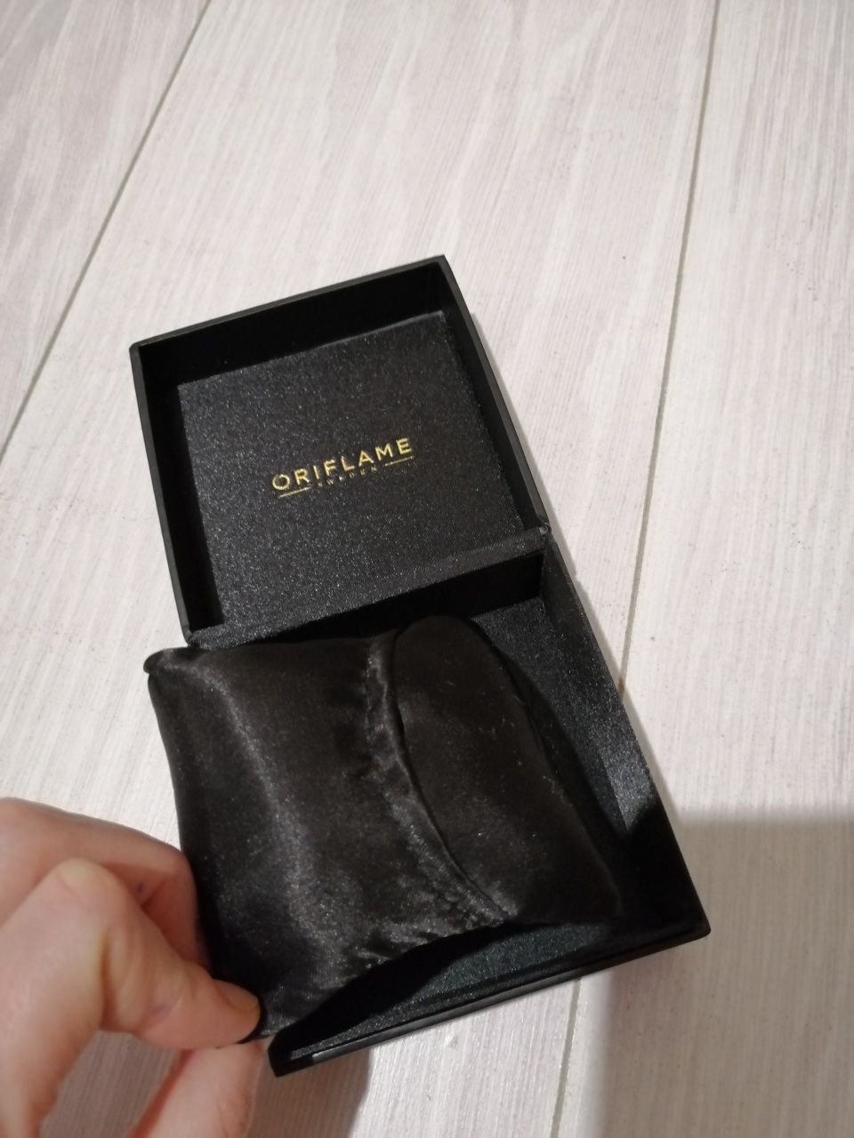 Pudełko Oriflame na biżuterię (wymiary: ok. 9,5 x 9,5 x 5,5 cm)