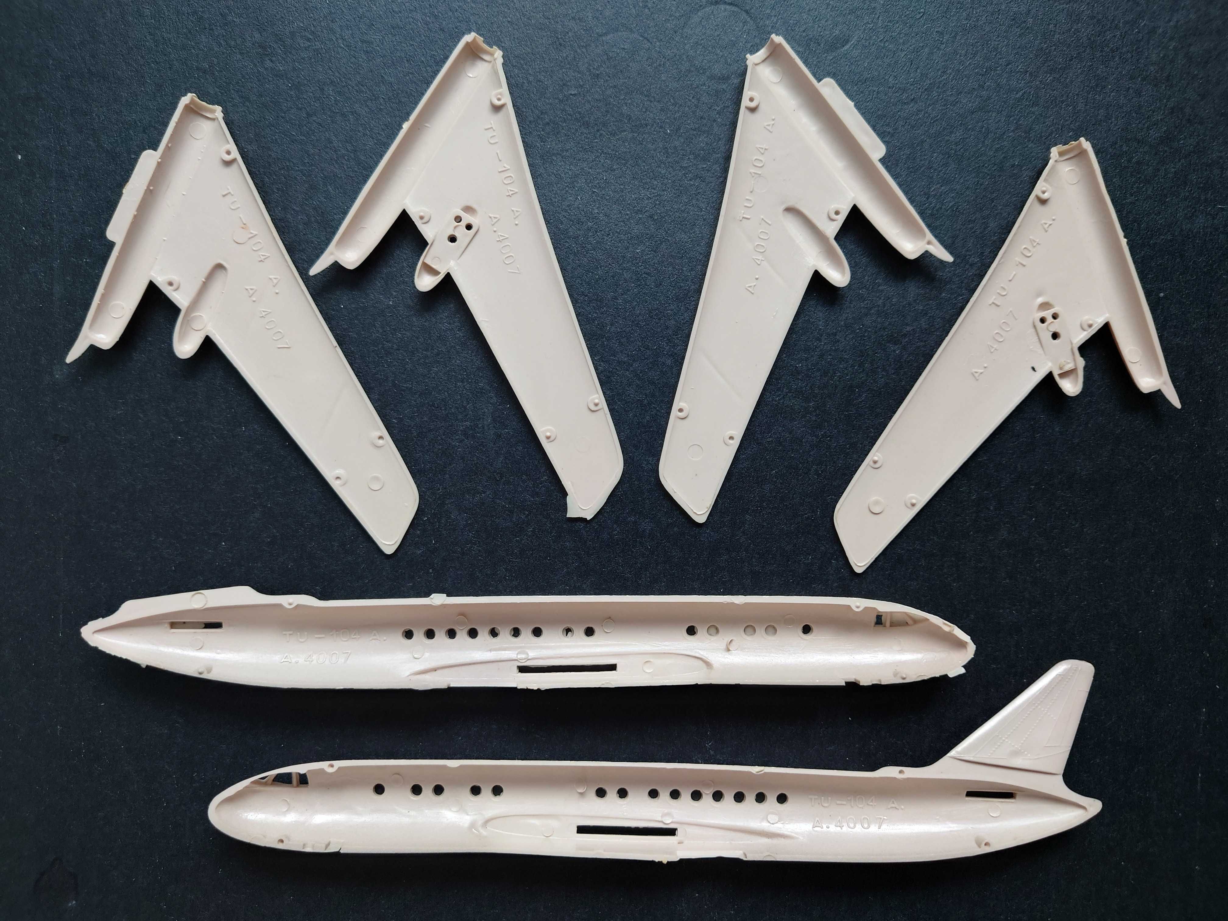 Сборная пластиковая модель самолета Ту-104