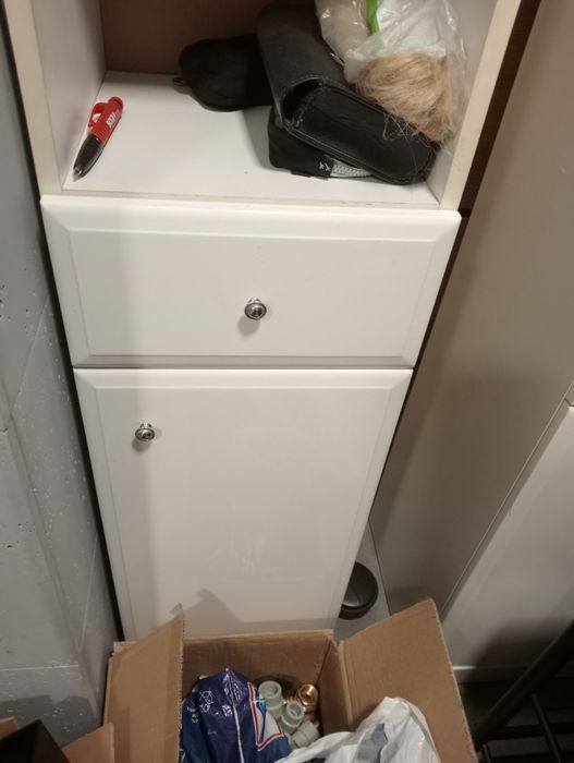 Dwie szafki łazienkowe