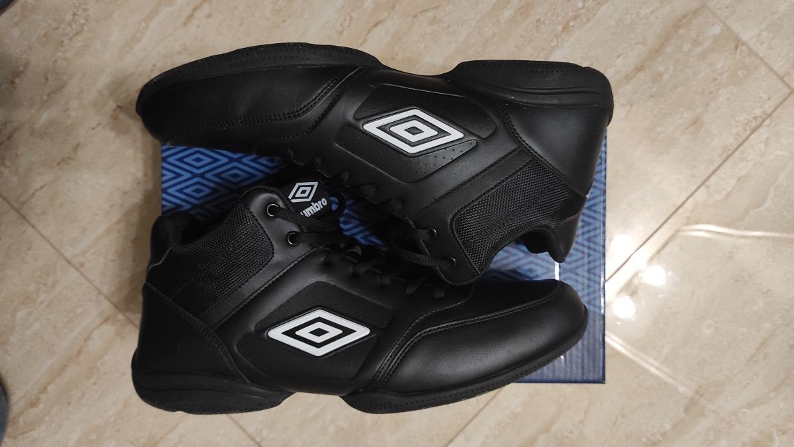 Nowe czarne buty Umbro rozmiar 45 wysoka cholewka sportowy styl