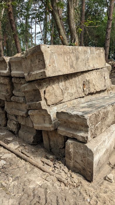 Бій цегли, дроблений бетон, блоки ФБС фундаментні, плити ПК, грунт .