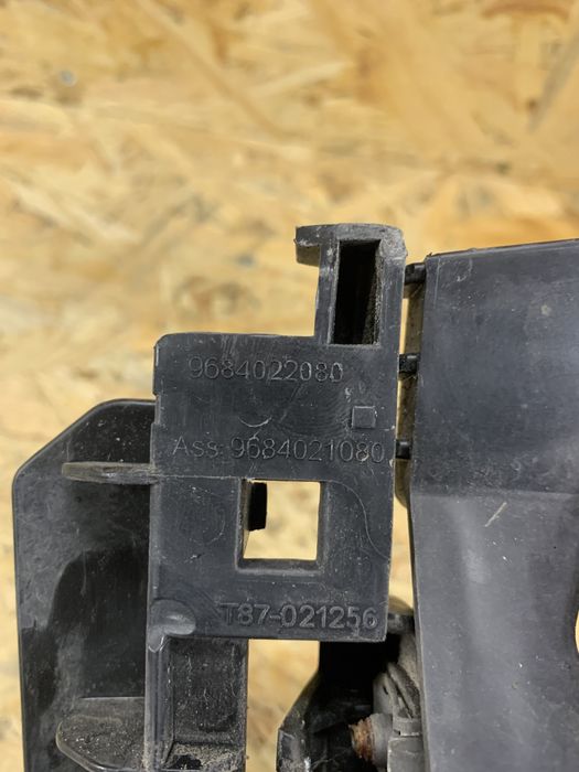 Кріплення бамперу крило Пежо 3008 5008 Кронштейн бампер-крило