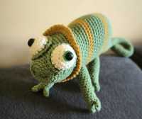 Zabawka maskotka Kameleon na szydełku