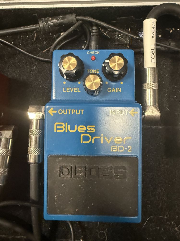 Pedalboard z kaczka i efektami Boss