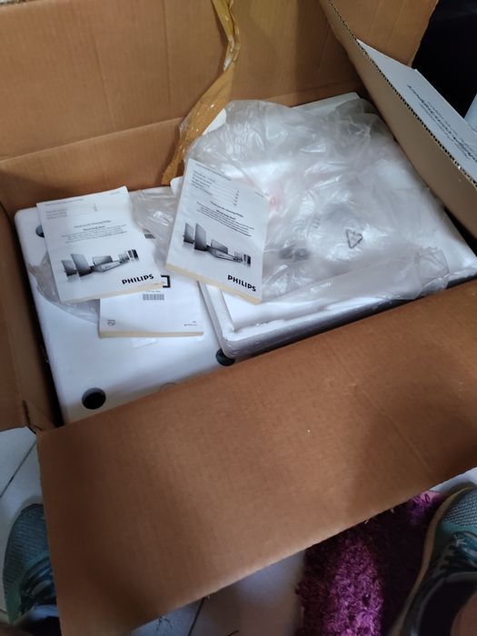 Aparelhagem Philips lê DVD/CD/radio. Subwoofer e 5 colunas