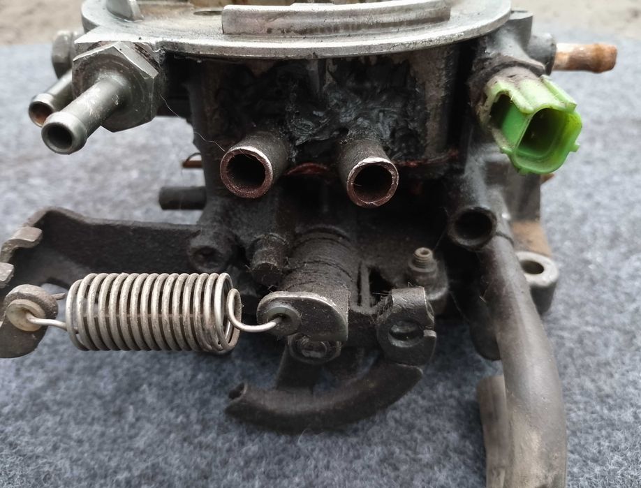 На Suzuki Swift 2, Сузукі Свіфт, моноінжектор на 1.3 двигун.