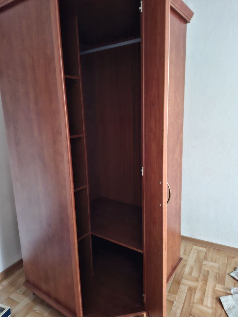 Szafa rogowa. Wymiary na zdjęciu
