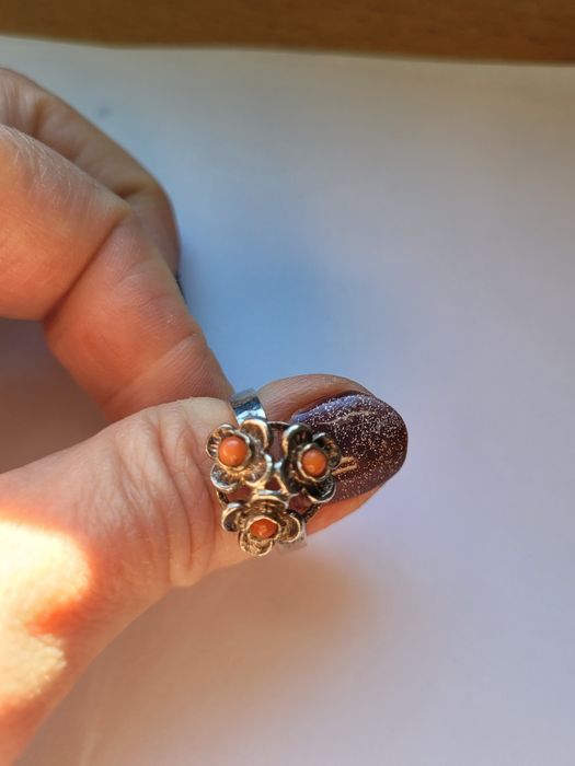 Stary pierścionek z kwiatkami i koralem