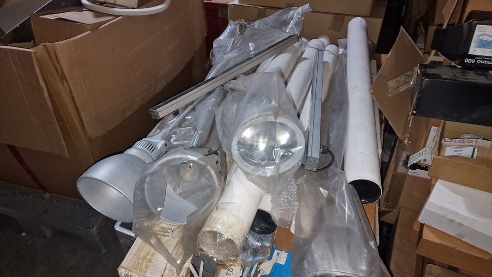 Lote recheio de material eletrico reguas luminarias projectores de luz