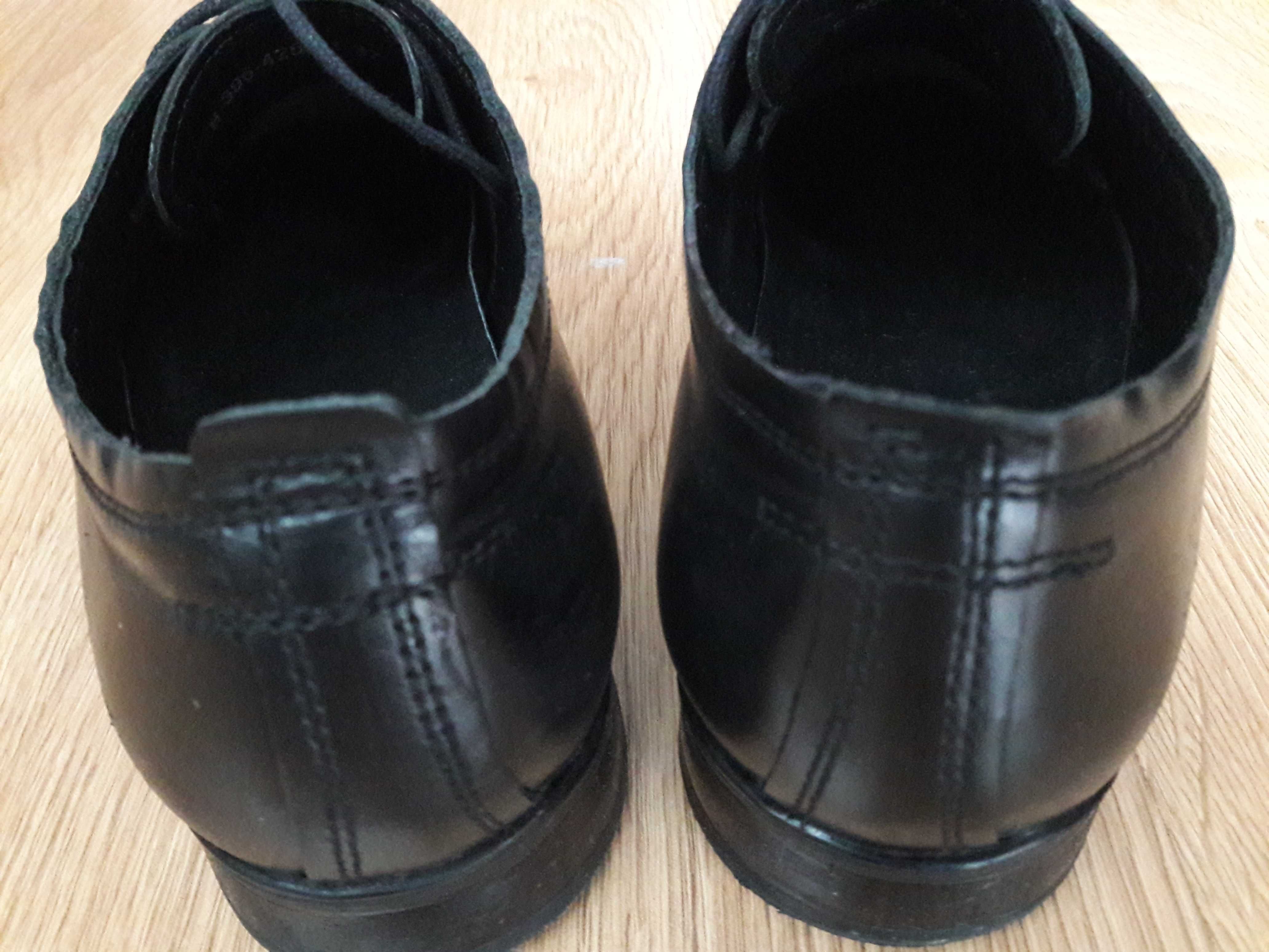 Buty chłopięce, wizytowe rozm. 37. Firmy Lasocki.