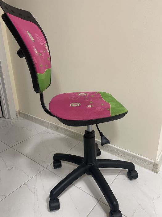 Крісло дитяче для дівчики на колесах