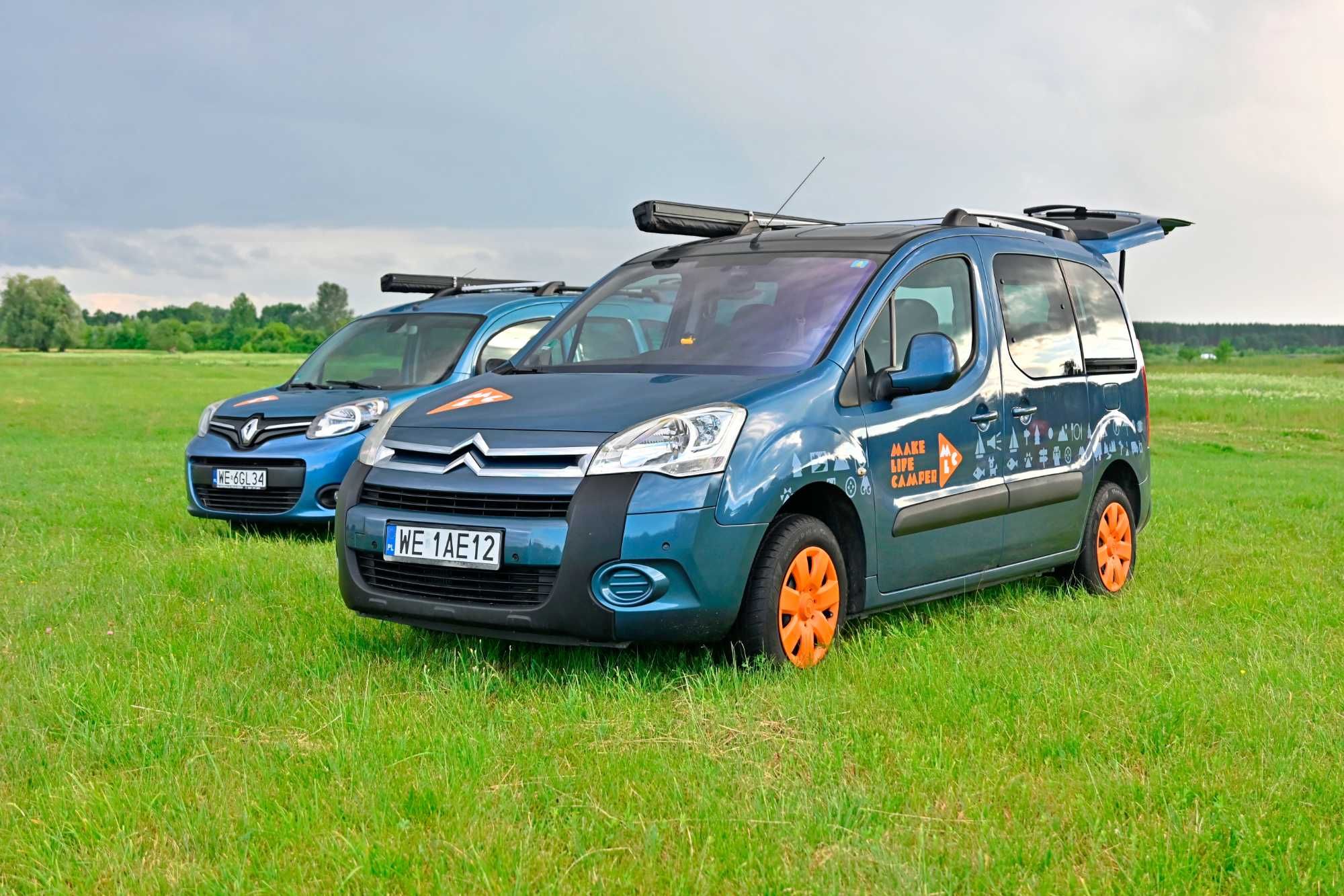 Mini kamper Citroën Berlingo – łózko, kuchnia, woda, pełne wyposażenie