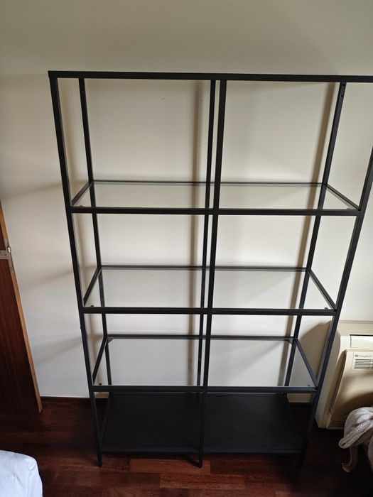 Estantes metálicas e vidro.