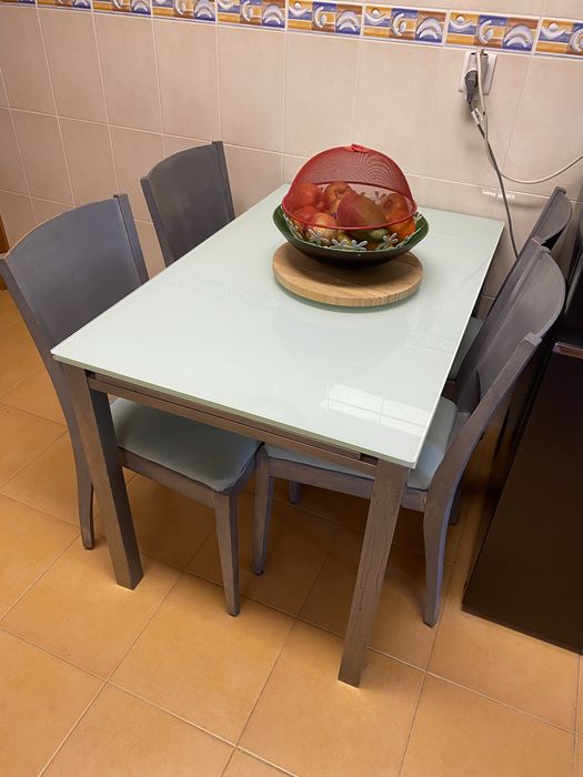 Mesa e cadeiras de cozinha