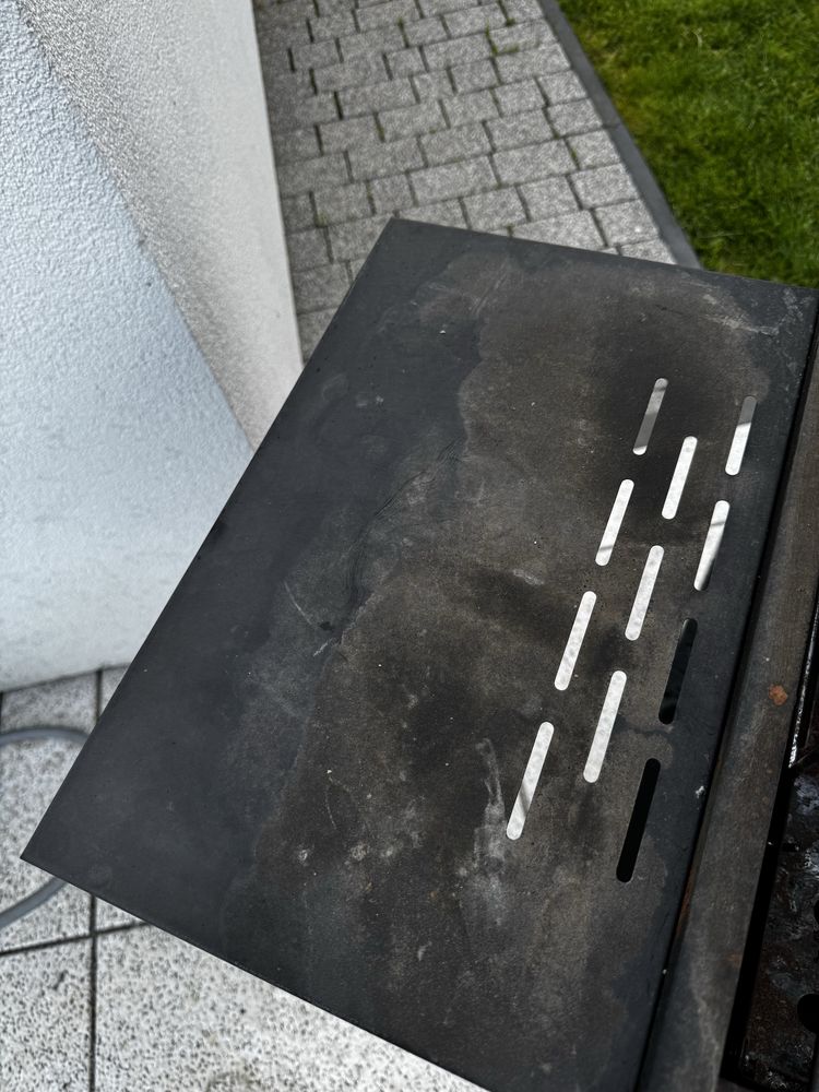 Grill węglowy Jula Burns&Barkles® z termometrem
