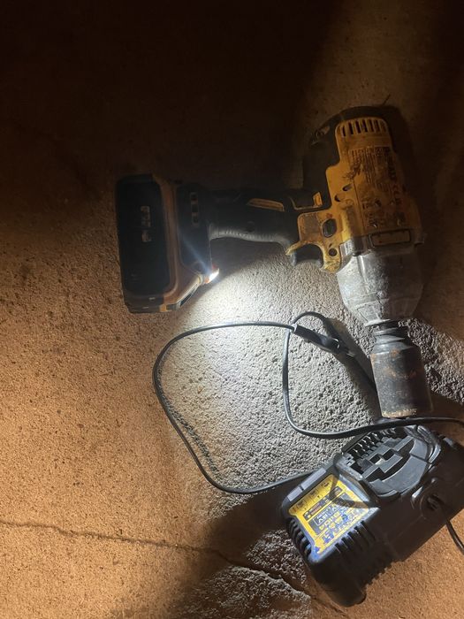 Sprzedm kluczudarowy dewalt