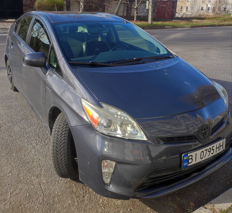 Тойота Приус гибрид 1,8
