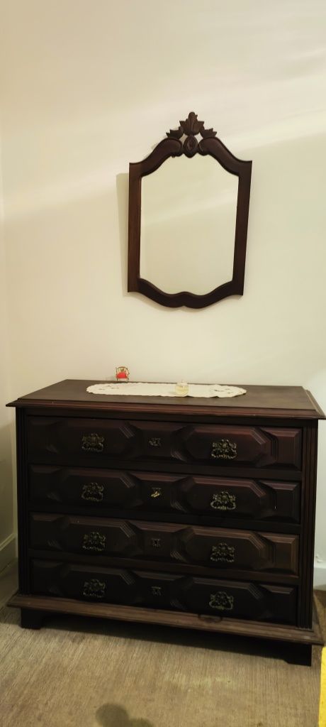 Quarto de cama de casal, com comida, duas mesinhas, roupeiro e colchão