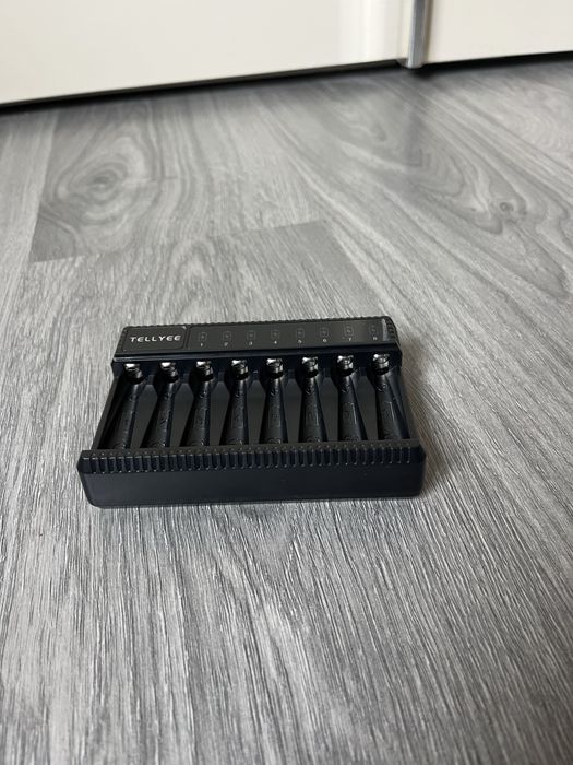 Зарядний пристрій для батарейок типу АА і ААА