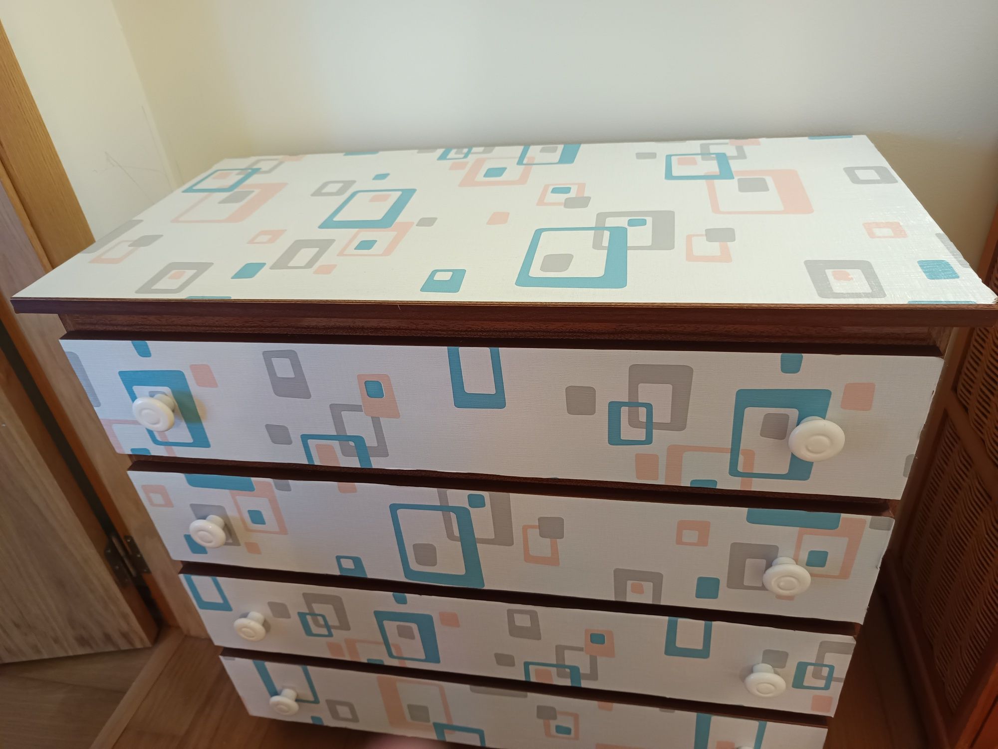 Cómoda com  4 gavetas
