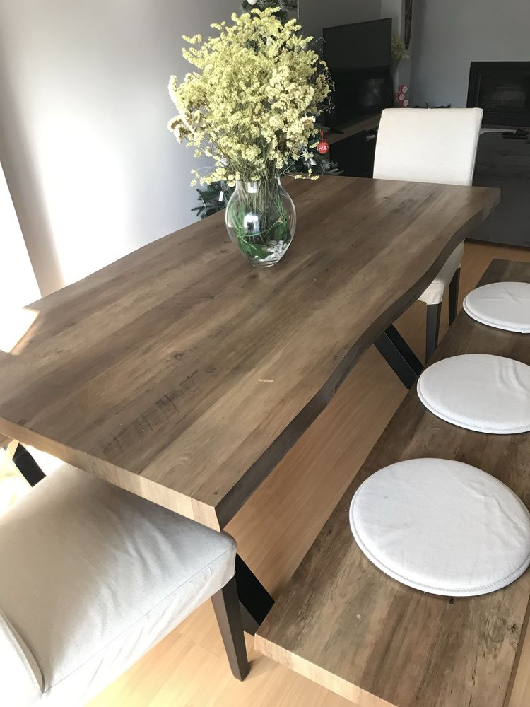 Mesa de jantar com 2 bancos