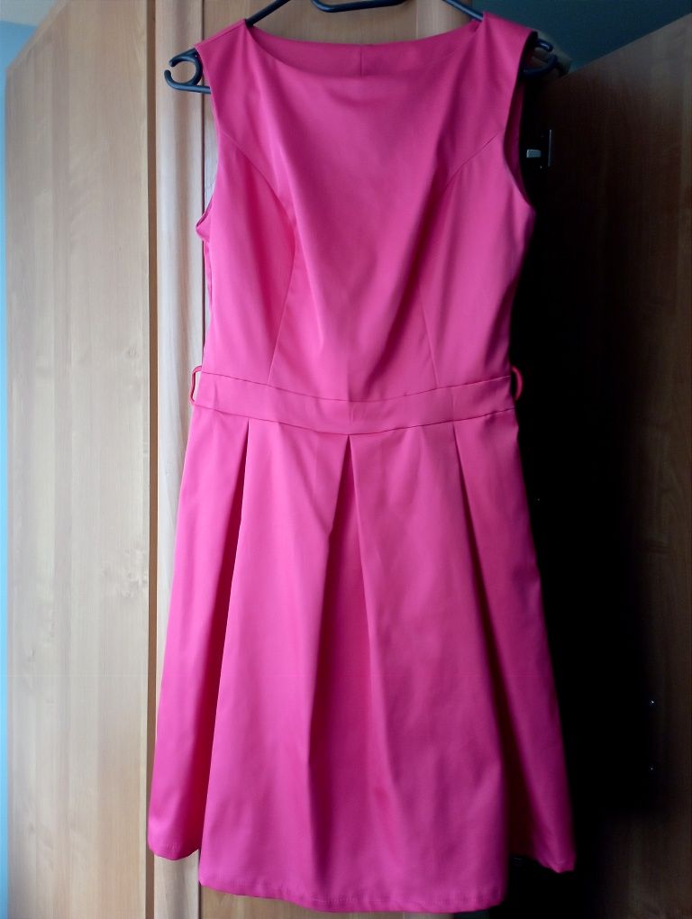 Różowa sukienka 36