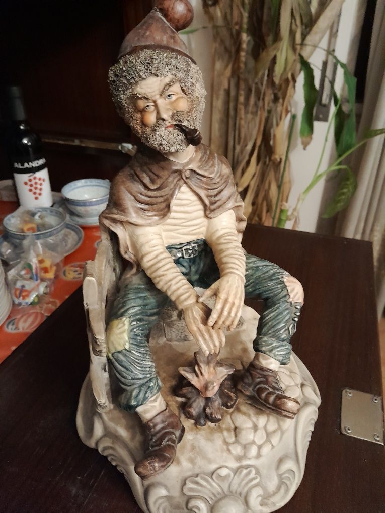 Estatueta antiga em bom estado