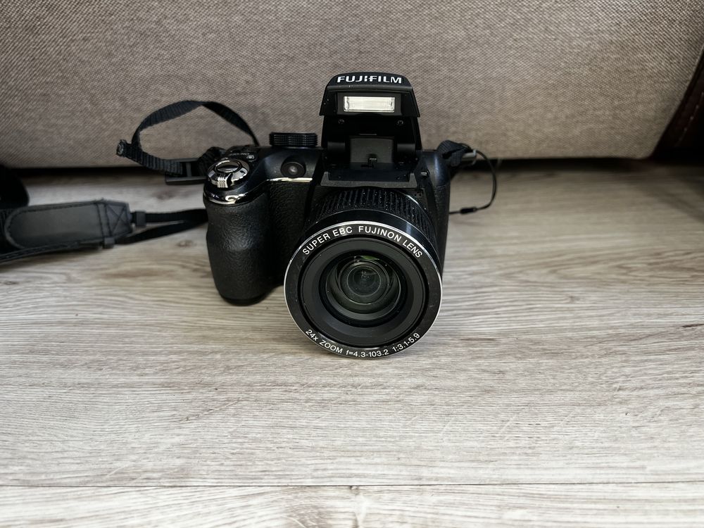 Цифровой фотоаппарат fujifilms3200