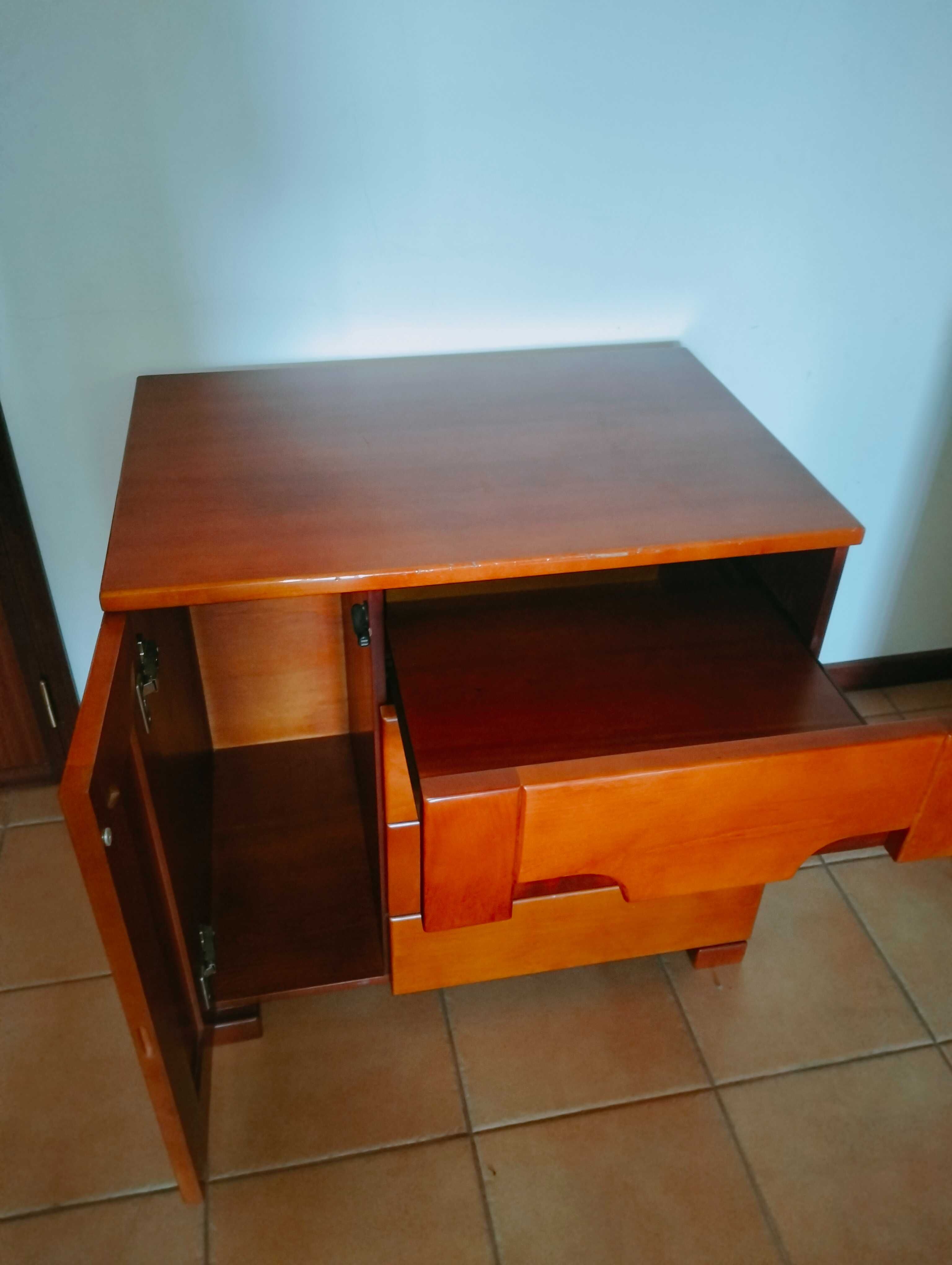 Móvel de quarto em madeira.