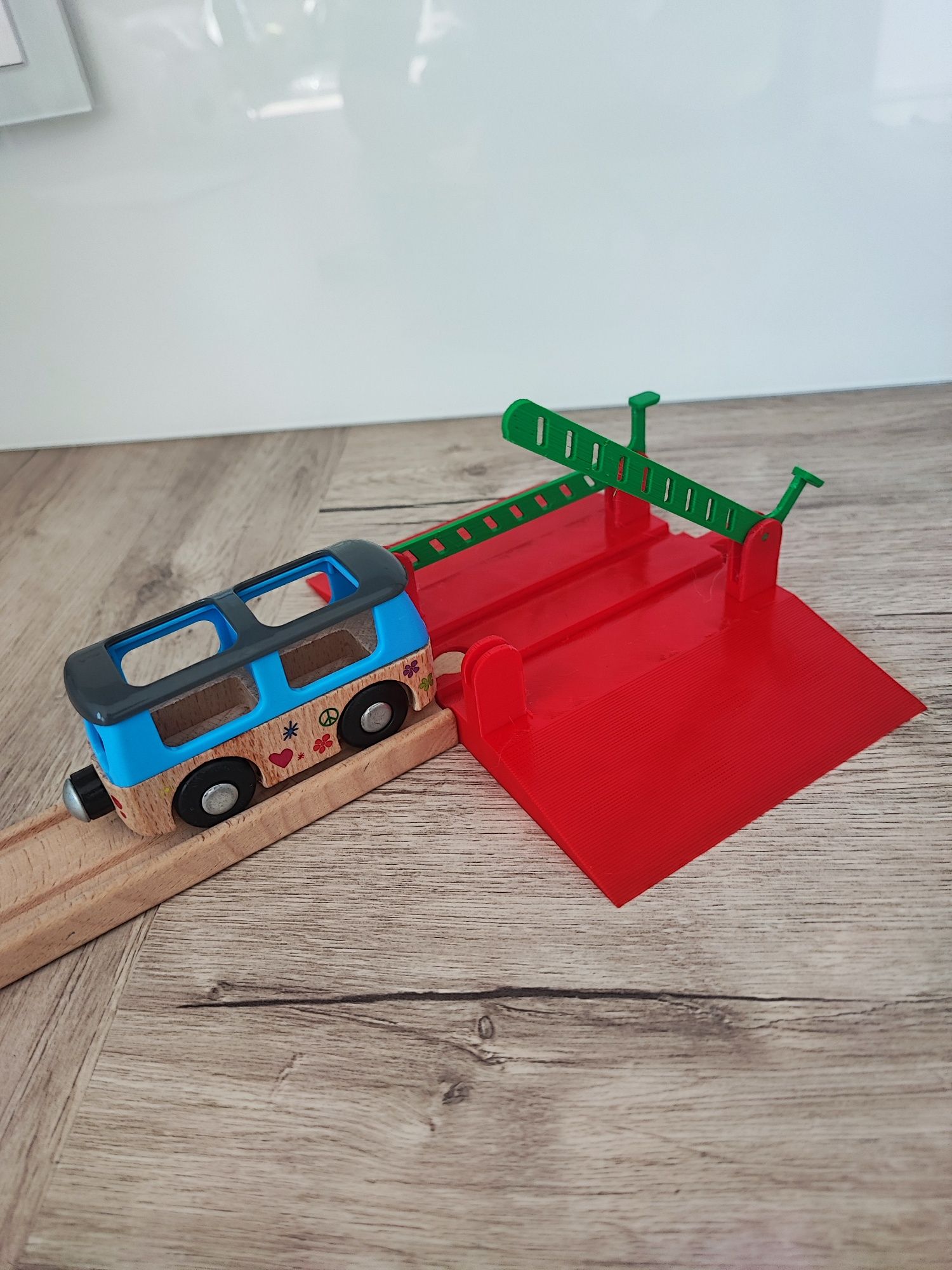 Przejazd kolejowy że szlabanem do torów drewnianych Ikea Brio Playtive