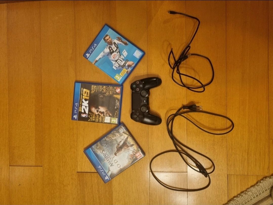 PS4 Slim 1T (c/ comando e jogos)