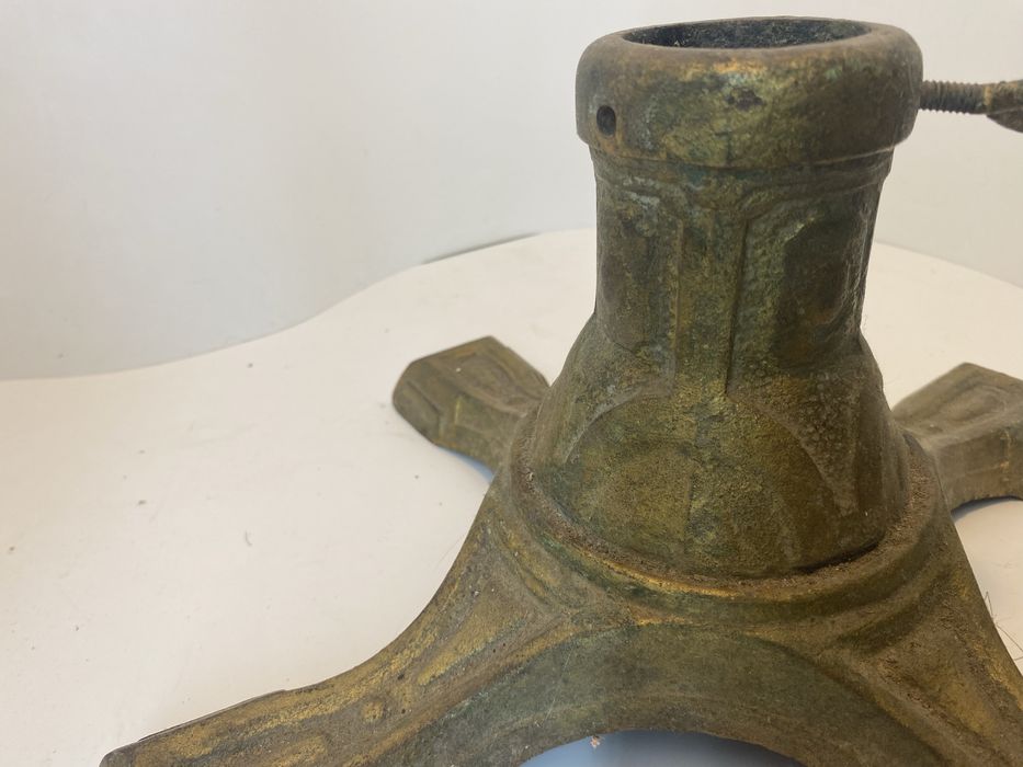 Żeliwna stara noga do choinki