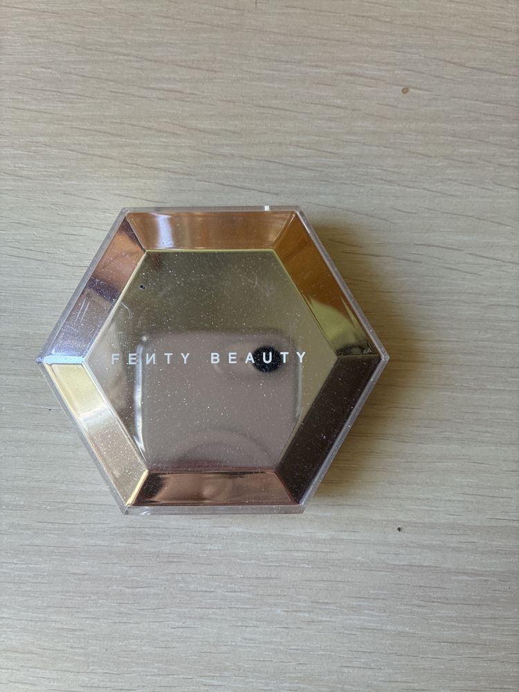 Fenty Beauty Diamond Bomb rozświetlacz