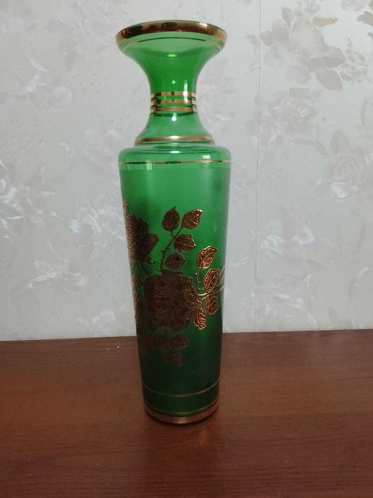 Ваза Чехия Богемия высота 37 см с обильным покрытием позолоты.