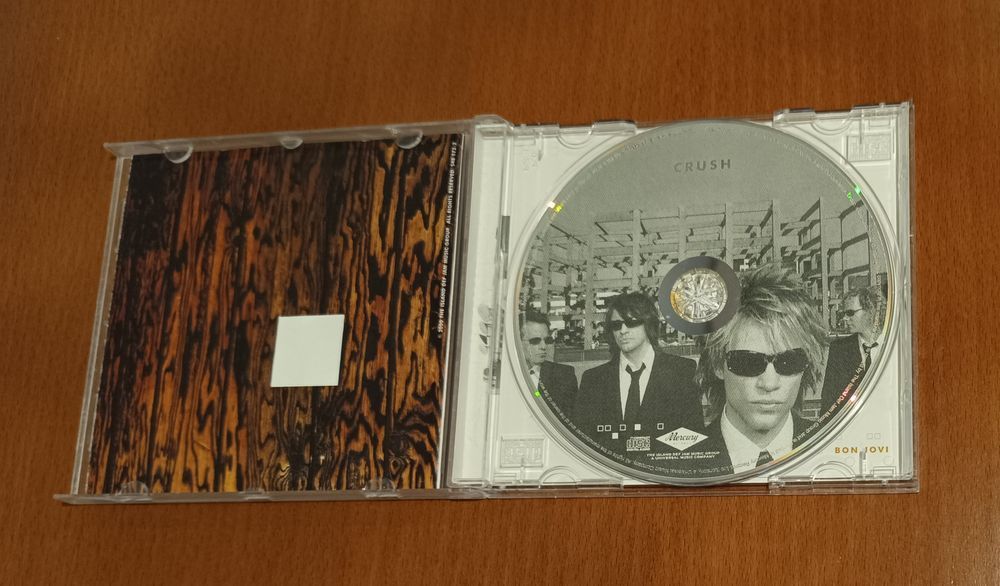 3 CDs de Bon Jovi, Leonard Cohen e Sting como Novos.