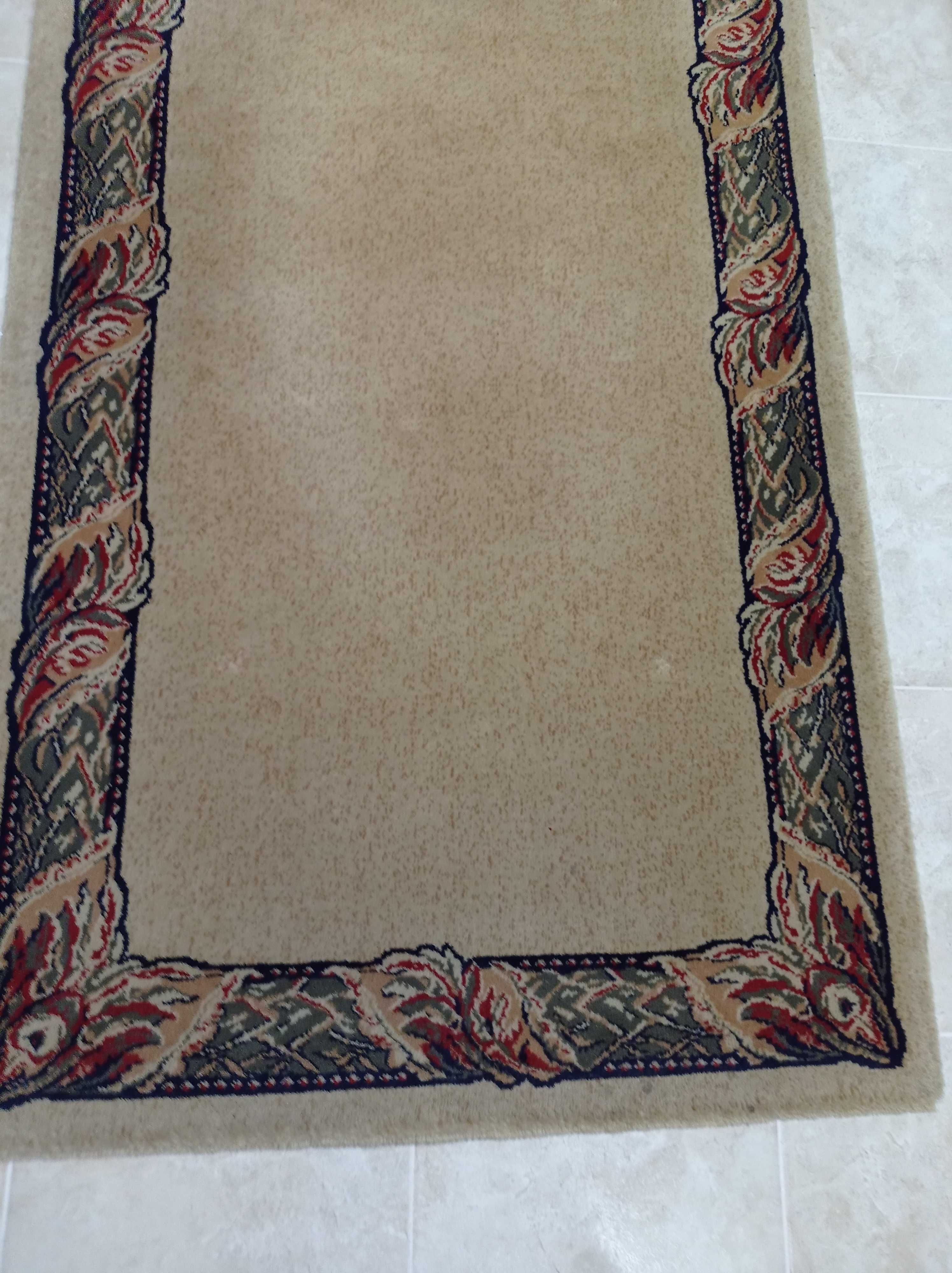 Vendo duas carpetes iguais, com tamanhos diferentes.