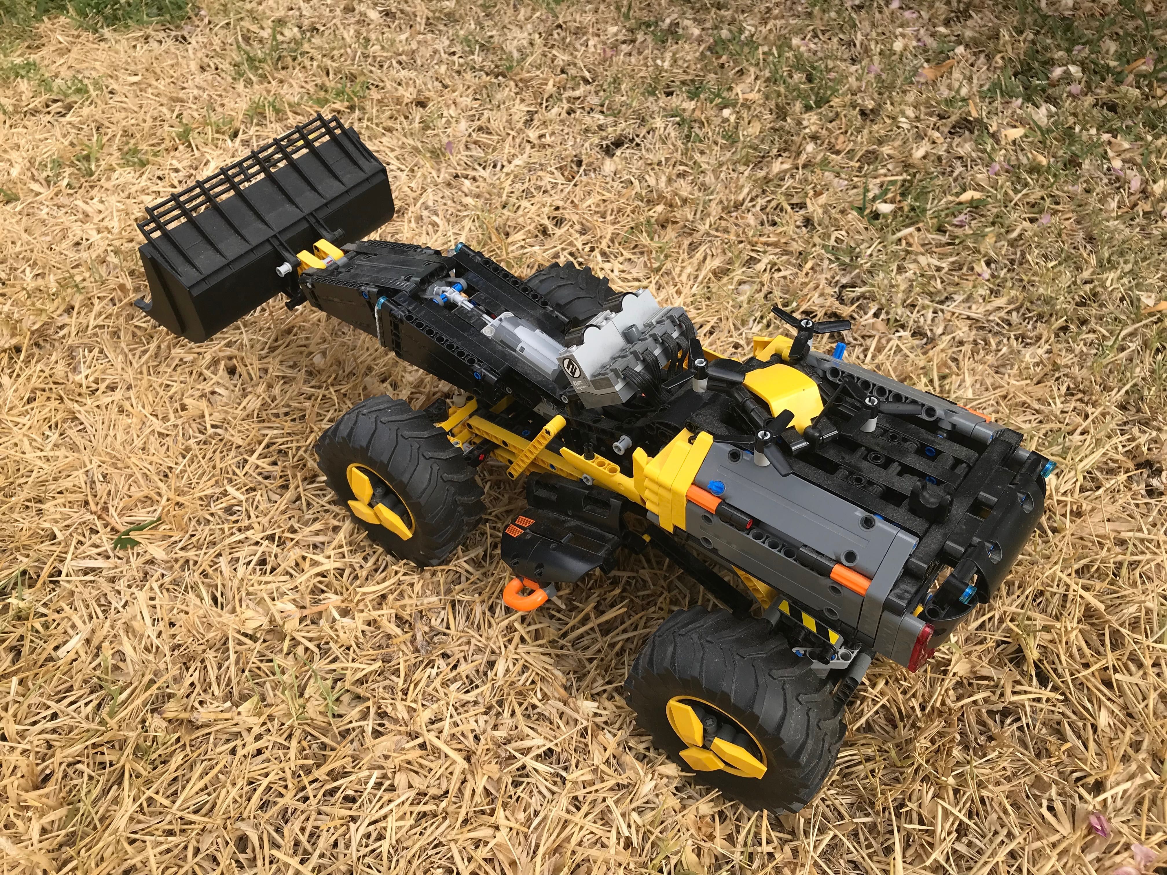 Lego Technic: Volvo Concept Wheel Loader ZEUX (motorizado)