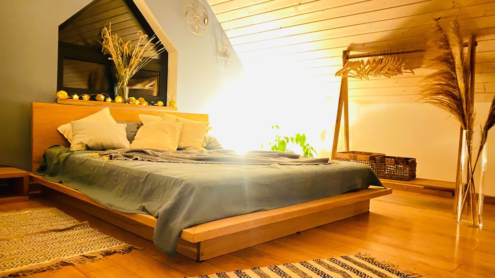 Domek z Banią z widokiem na góry Łomnica. Góry Sowie