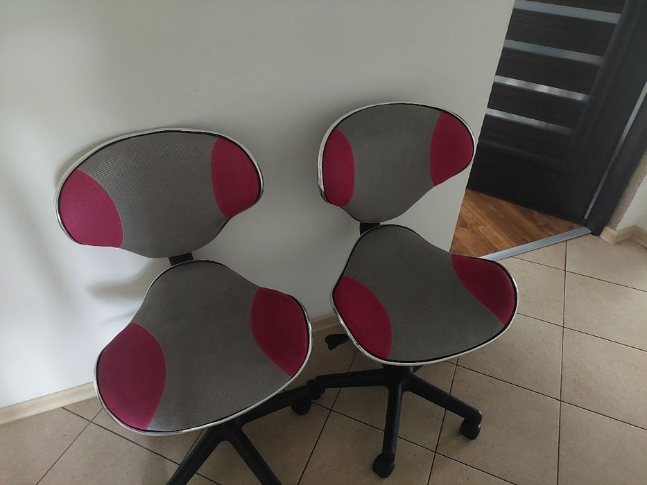Krzesła biurowe.
