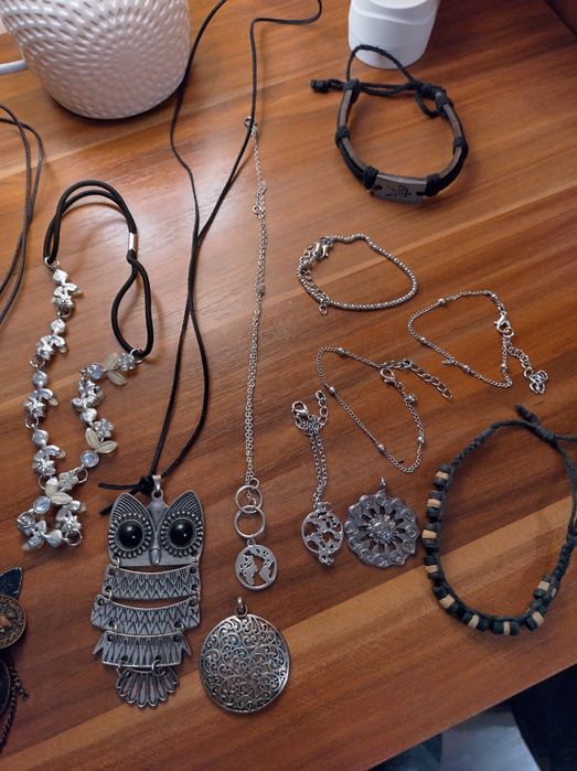 Biżuteria. Łańcuszki itp.