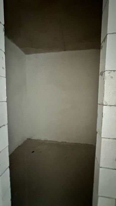 Продаж 1 км квартири в топовому ЖК поруч з озером