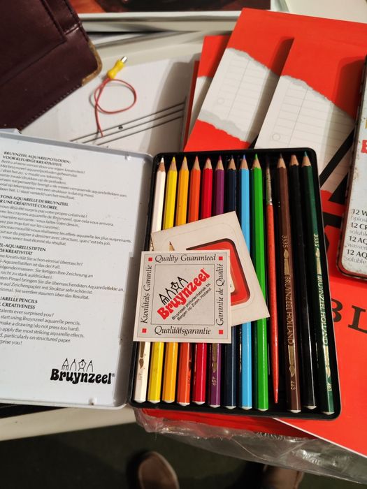 Lápis e material escolar