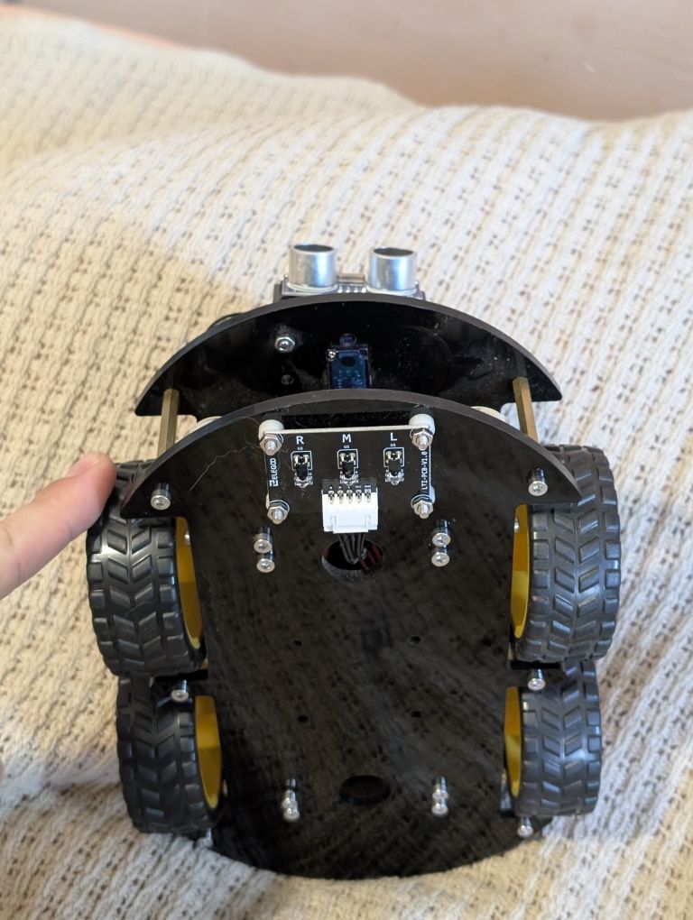 Продам готового робота ELEGOO Arduino UNO R3 Smart Robot Car Kit V4