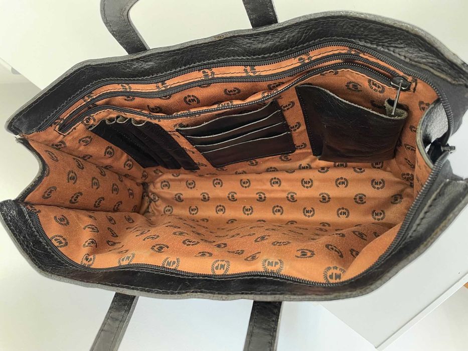 Pasta preta em pele verdadeira pouco usada